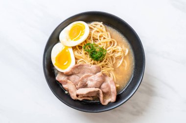 domuz eti ve yumurta - Japon tarzı ile TONKOTSU ramen erişte