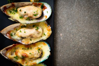 Peynirli taze midye.