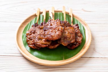 Beyaz pilavlı ızgara süt domuzu. Tayland sokak yemeği tarzı.