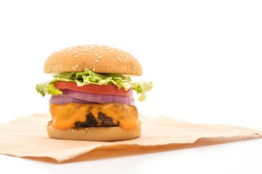 Beyaz arka plan üzerinde izole peynirli taze lezzetli biftek burger