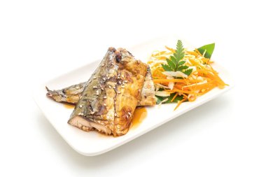 Izgara Saba balık biftekle teriyaki sos izole üzerinde beyaz arka plan