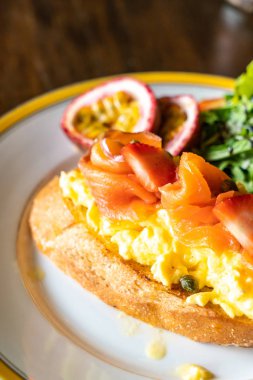 kek yumurta salatası tost ile somon füme