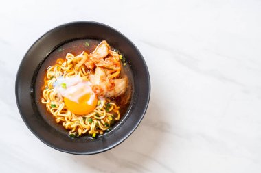 Kimchi ve yumurta - Korece ramen tarzı ile Kore anlık erişte