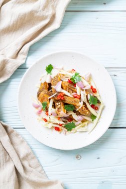 Baharatlı salatalı gevrek gourami balığı. Asya usulü.