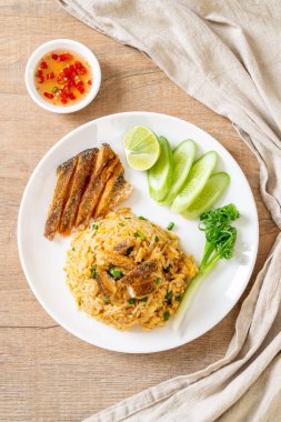 gevrek gurami balığı - Asya gıda tarzı ile kızarmış pilav