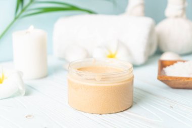 Ahşap zemin üzerine kurulmuş kaplıca tedavileri - Güzellik konsepti