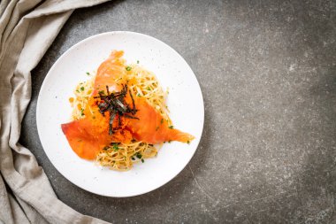 spagetti ile füme somon ve karides yumurta - füzyon gıda tarzı