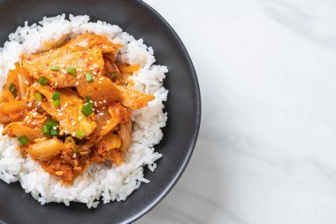 Pirinçli kimchi ve domuz kızartması. Kore usulü.