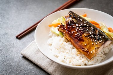 saba balık tepesinde tabağı - Japon tarzı üzerinde teriyaki soslu ızgara