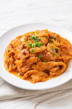 Kore usulü kimchi ile kızartılmış domuz eti.