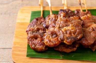 Beyaz pilavlı ızgara süt domuzu. Tayland sokak yemeği tarzı.