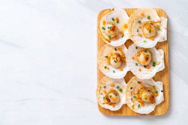 Kızarmış deniz tarağı, tereyağı ve sarımsak.