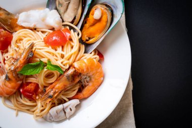 Deniz ürünleri makarna makarna midye, karides, Squis, midye ve domates - İtalyan yemeği tarzı ile