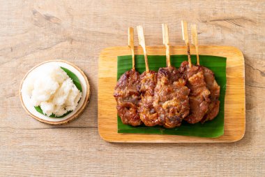Beyaz pilavlı ızgara süt domuzu. Tayland sokak yemeği tarzı.