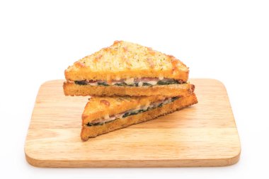 Beyaz arka plan üzerinde izole soslu pişmiş ıspanak ve Jambonlu sandviç