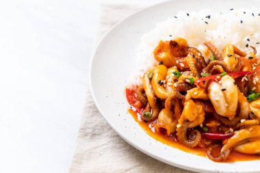 tavada kızartılmış ahtapot veya kalamar ve pirinç - Kore yemeği tarzı ile Kore baharatlı hamur (osam bulgogi)