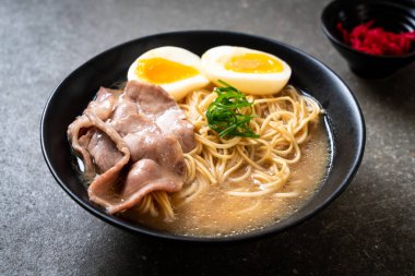 domuz eti ve yumurta - Japon tarzı ile TONKOTSU ramen erişte