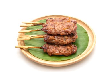 Beyaz arka planda beyaz yapışkan pirinç ile ızgara süt domuzu.