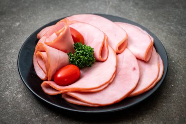 tabağa dilimlenmiş jambon füme