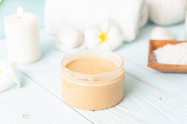 Ahşap zemin üzerine kurulmuş kaplıca tedavileri - Güzellik konsepti