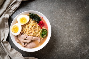 domuz eti ve yumurta - Japon tarzı ile TONKOTSU ramen erişte