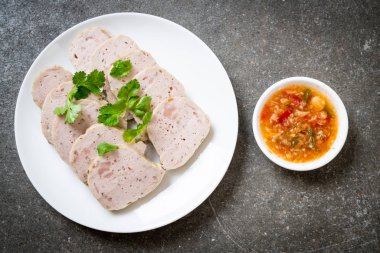 Domuz sosisi Vietnam dili veya Vietnamca soslu domuz buğulama