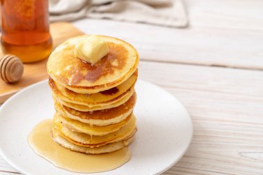 tereyağı ve bal ile krep yığını