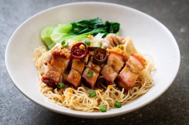 gevrek domuz yağı ve mantı - Asya gıda tarzı ile yumurta şehriye çorbası