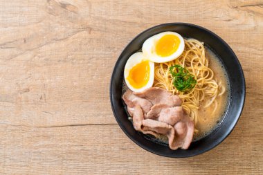 domuz eti ve yumurta - Japon tarzı ile TONKOTSU ramen erişte
