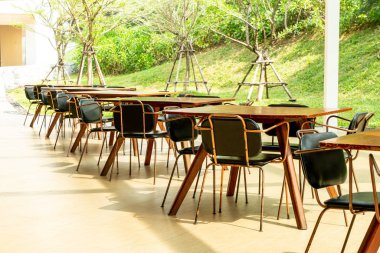 Boş masa ve sandalye restoranda