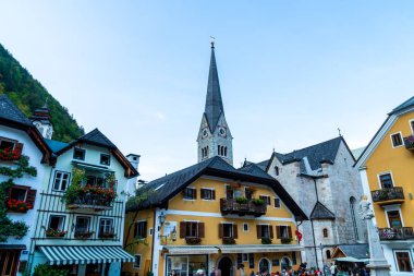 Hallstatt, Avusturya - 29 Ağustos 2018: kasaba meydanında Hallstatt, Avusturya. Hallstatt Avusturya Alplerinde Hallstatter gölde bulunan ve Unesco Dünya Mirası bölgeye göre terfi tarihi köydür.