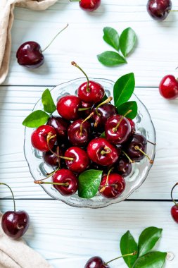 Ahşap arka planda taze kirazlar
