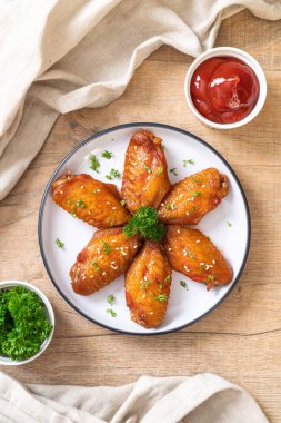 Beyaz susamlı ızgara tavuk kanadı.