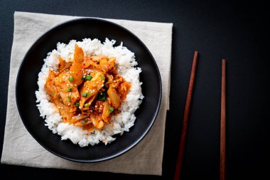 Pirinçli kimchi ve domuz kızartması. Kore usulü.