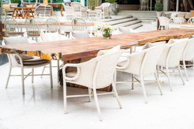 Boş masa ve sandalye restoranda