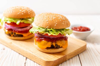 taze lezzetli biftek burger peynir ve ahşap zemin üzerine ketçap