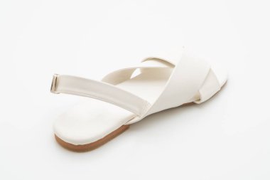 Beyaz arka plan üzerinde izole slingback ile moda erkek ve kadın deri sandaletler
