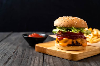 taze lezzetli biftek burger peynir ve ahşap zemin üzerine ketçap