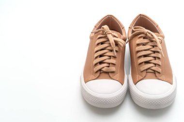 Kahverengi ayakkabılar beyaz arkaplanda izole edilmiş