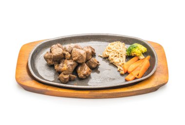 Beyaz arka plan üzerinde izole sebze ile sığır eti biftek