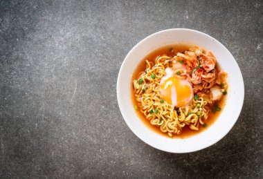 Kimchi ve yumurta - Korece ramen tarzı ile Kore anlık erişte