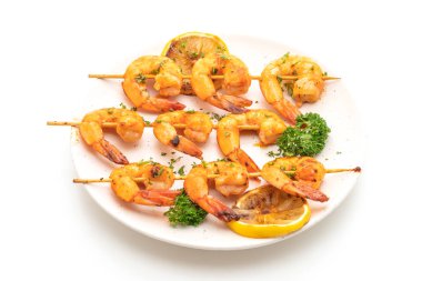 Beyaz arka plan üzerinde izole limon ile ızgara kaplan karides şiş