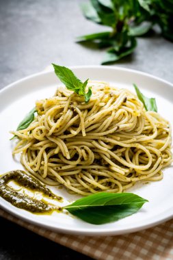 Homamade spagetti pesto sos, zeytin yağı ve fesleğen yaprakları ile.