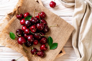 Ahşap arka planda taze kirazlar