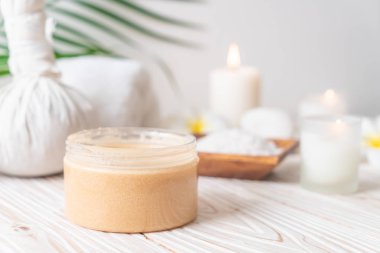 Ahşap zemin üzerine kurulmuş kaplıca tedavileri - Güzellik konsepti