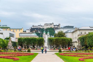 Salzburg, Avusturya - 30 Ağustos 2018: Mirabell Sarayı ve bahçeleri yürüyüş mesafesinde turistler