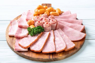 pastırma, sosis, jambon füme ve barbekü pastırma ahşap tahta üzerinde