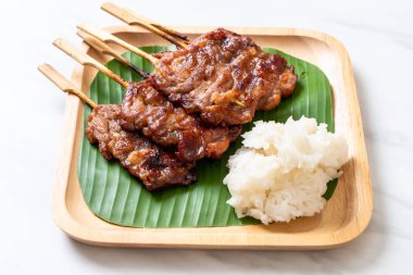 Beyaz pilavlı ızgara süt domuzu. Tayland sokak yemeği tarzı.