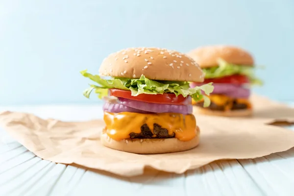 Frische Leckere Rindfleisch Burger Mit Käse Und Pommes Frites Auf — Stockfoto