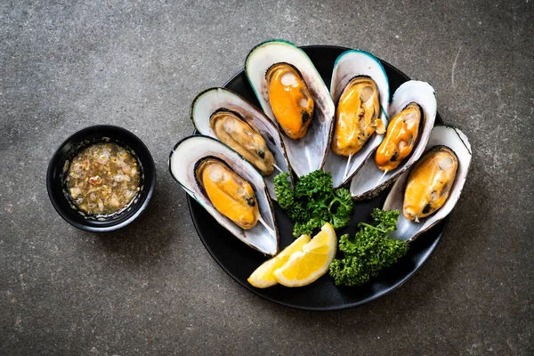 deniz ürünleri midye maydanoz ve limon ile